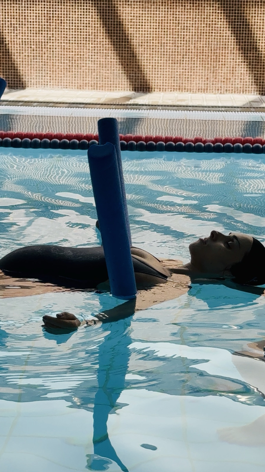 Relaxamento na água durante uma sessão de aquablooming